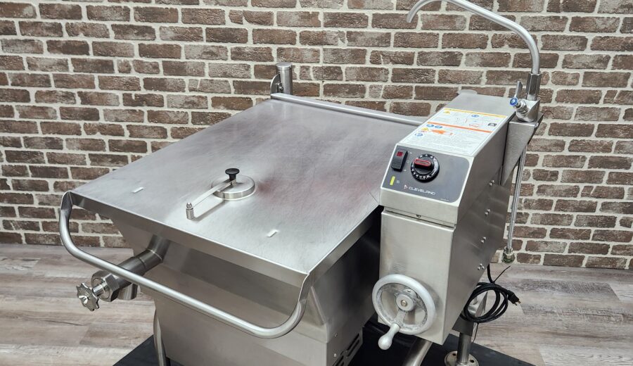 Cleveland 30 Gallon Natural Gas Tilt Skillet w/ Draw Valve